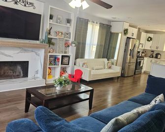 Comfy spacious and central home - McDonough - Living room