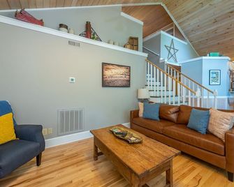 Sunset Mtn Lodge! Hot tub+Fire pit, Fireplace, Hiking, Private, Close to Town! - Spruce Pine - Living room