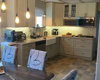 3 bedroom house, pet friendly, large yard, close to lake - Lake Country - Kitchen