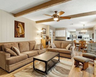 Where Country Meets Cozy - The Edge Retreat - Ada - Living room