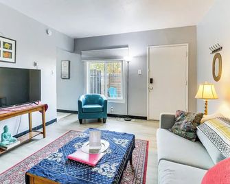 1 Mi to Unm! Albuquerque Home W/ Fire Pit & Bbq - Albuquerque - Living room