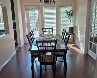 Northern Solace, 2 beds, 2 baths, 5 min to airport - Yellowknife - Dining room