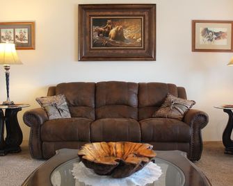Wild West Hideaway: 3-bedroom home in cozy Challis Pet-friendly! No cleaning fee - Challis - Sala de estar