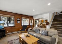A great mountain home offering amenities that makes for a great getaway in Lake Tahoe - Incline Village - Living room