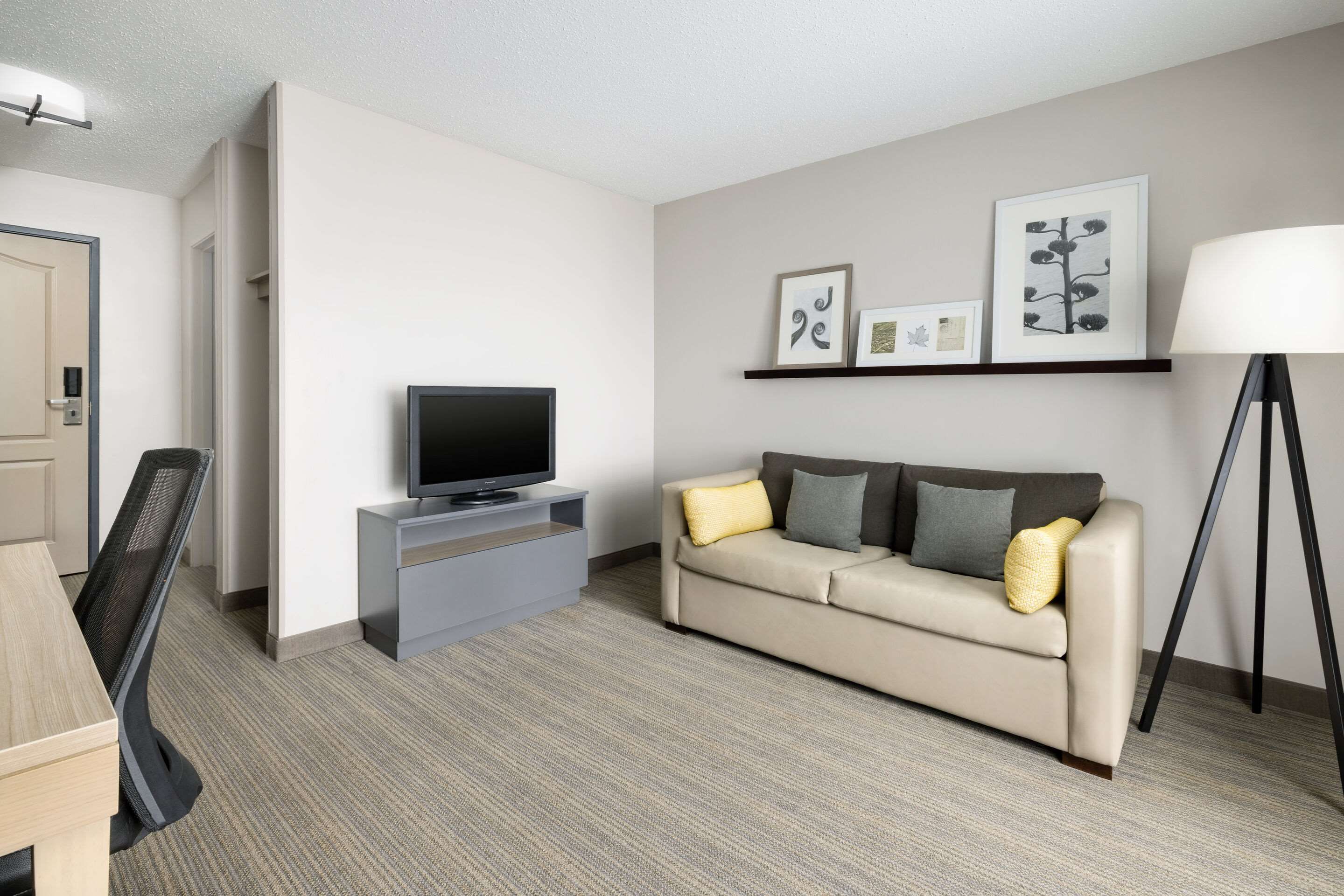 Living room view of Country Inn & Suites by Radisson, Big Flats, NY