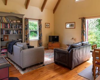 Taraview Cottage - Fully self contained - Greytown - Living room