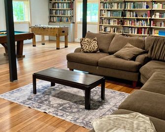 Expansive Kenai home near fishing, airport w/pool table, fire pit, gardens! - Kenai - Lounge