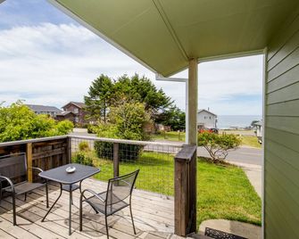 Shelter Cove Ocean View Retreat with Hot tub and Sauna - Whitethorn - Balcony