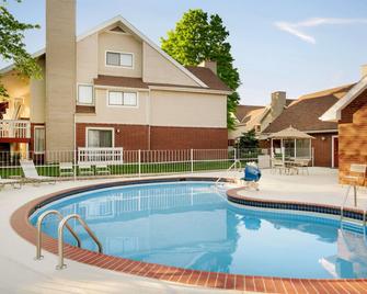 Hawthorn Suites by Wyndham Tinton Falls - Tinton Falls - Pool