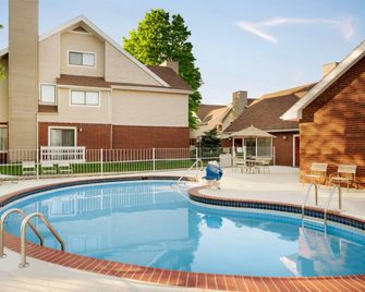 Hawthorn Suites by Wyndham Tinton Falls - Tinton Falls - Pool
