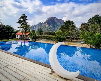 Larng Yaya Riverview Resort Hotel - Vang Vieng - Басейн