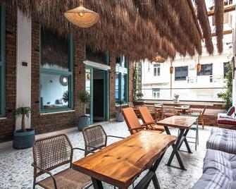 Vega 43 Hostel - Sarandë - Patio