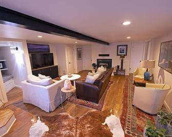 Georgetown Lake Views! Discovery Ski Area and Lake Shore Minutes Away! Hot Tub! - Anaconda - Living room