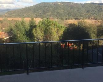Large Bedroom in House at Beautiful Lake Oroville - Oroville - Balcony
