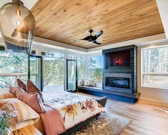 Riverfront Luxury / Hot Tub, Steam Shower, Fireplaces & Views - Black Hawk - Bedroom