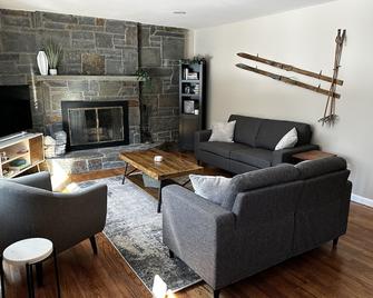 Modern Country Farmhouse, Walking Distance to Lake - Averill Park - Sala de estar