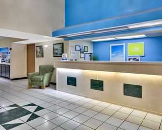 Days Inn & Suites by Wyndham Bentonville - בנטונוויל - דלפק קבלה