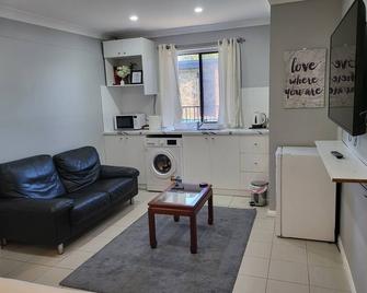 Private Room in Charming Windsor with WiFi, AC, Washing Machine, Kitchenette - Windsor