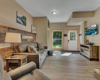 Private Beach Oasis on quiet lake-Sauna! Make family memories here! - Deerwood - Sala de estar