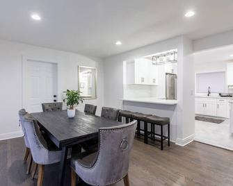 4 bedrooms, 6 beds, 2 full baths, and open basement loft - Skokie - Dining room