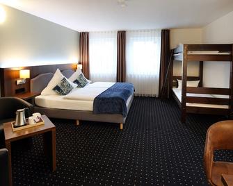 Vierbettzimmer mit Dusche und WC - Langenau - Schlafzimmer
