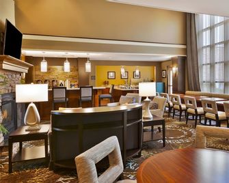 Equipped Suite | Free Daily Breakfast, 24h Business Center + Seasonal Pool - Utica - Area lounge
