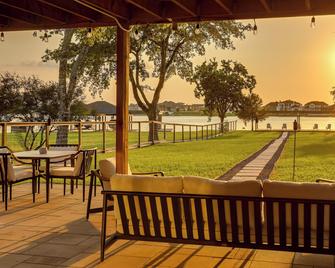 Willis Waterfront Home w/ Deck on Lake Conroe! - Willis - Patio