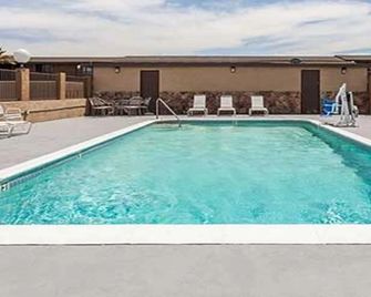 Travelodge by Wyndham Victorville - Victorville - Uima-allas