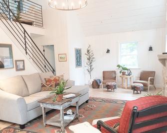 Cozy cottage off the banks of Timber Coulee Creek - Westby - Sala de estar