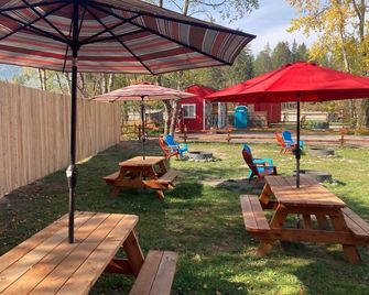 Cabin #6 | 10 Min to Glacier Park Entrance, Minutes to Glacier Park! - Coram - Patio