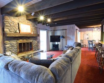 Madonna Unit (14 people) @ Smugglers Fam-style Chalets - 5 Min walk to the Resor - Smugglers Notch - Lounge