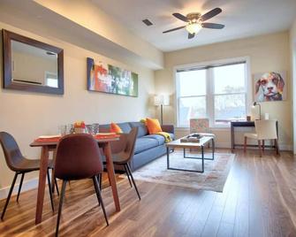 Walk Score 91 Balcony Near King St Fast Wifi - Alexandria - Dining room