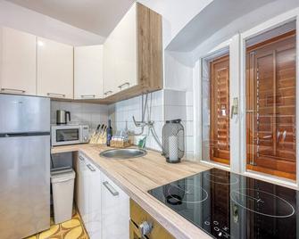 Old Bay Leave Town Apartment - Mali Lošinj - Phòng bếp