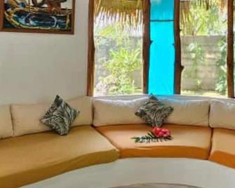 Tahiti Iti - Saltwater Family Huts - Teahupoo - Living room