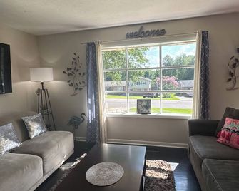 Pine Forest Zen Cottage - 10 Min to Fort Bragg - Fayetteville - Living room