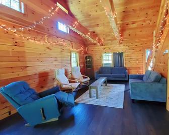 Greenwood At Entangled Acres - Log Cabin w\WiFi on 16 Acre Animal Sanctuary - Owego - Living room