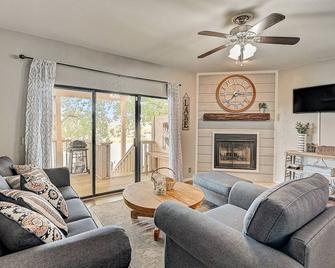 Full Moon Harbor - Horseshoe Bay - Living room
