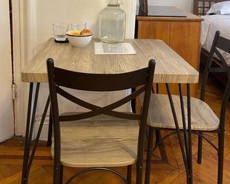 Home With Many Amenities Including Event Space And Back Porch - Brooklyn - Dining room