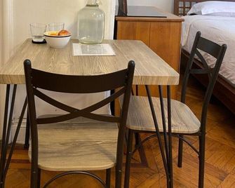 Home With Many Amenities Including Event Space And Back Porch - Brooklyn - Essbereich