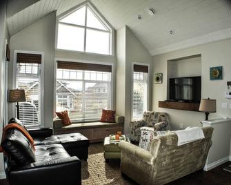 Take Time Away To Relax And Enjoy Canada's Wine Capital And Warmest Lake - Oliver - Living room