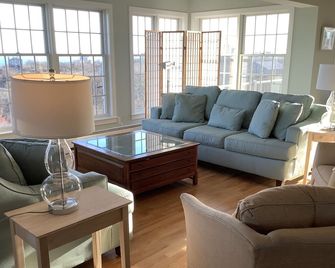 Spacious Air Conditioned Home With Sweeping Ocean Views - Block Island - Living room