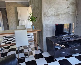 Entire 2 -Bedroom Apartment With Extra Sleeping Area And Living Room, Kitchen- Port Moresby - Port Moresby
