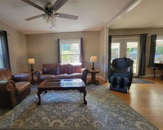 Cozy Fayetteville Home - King Bed - Sleeps 5 - Near Downtown - Fayetteville - Sala de estar