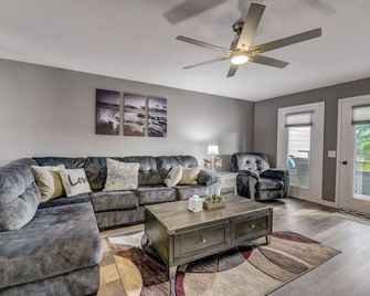 The Sparrows Nest at Lighthouse Cove - Wisconsin Dells - Living room