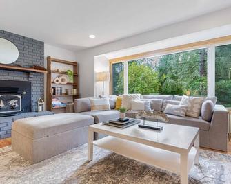 Charming and Spacious House with Relaxing Huge Deck - Kirkland - Living room