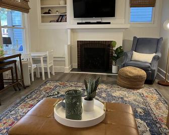 Charming 4 Bedroom Cottage in Lakeside w/ 4 person golf cart and linens - Lakeside - Living room