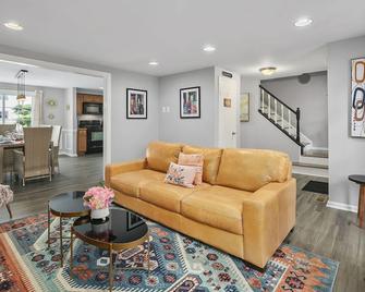 NEW! Large 3-story townhome Private, Self checkin, Pet Friendly! - Sterling - Living room