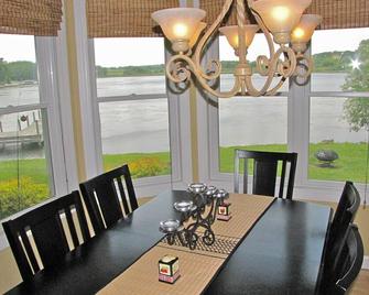 Sunset Nook Cottage: On Water, Charming, Sunsets, Boat Slip, Near Downtown! - Green Lake - Dining room