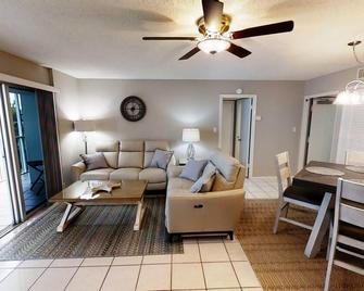 Beachfront Condo Complex, Heated Pool, Gulfview! - Siesta Key - Living room