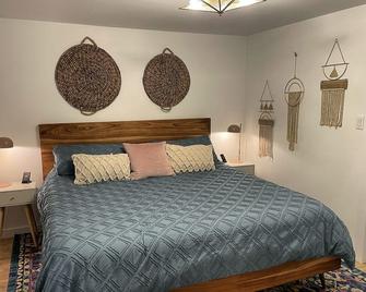 Lake Front Cottage - Minutes from St Martins! - Saint Martins - Bedroom